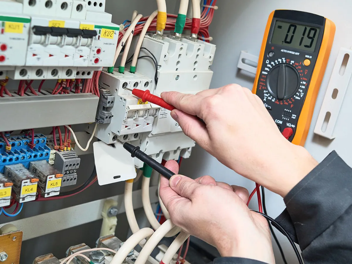 Akasya Elektrik ekibi sigorta panosunda çalışırken